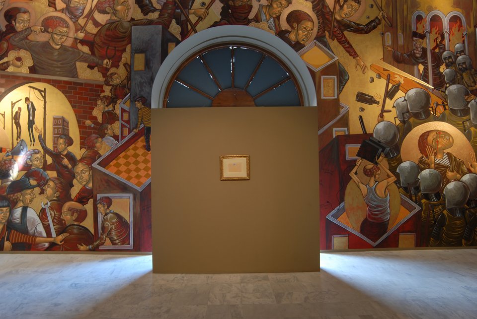  Το έργο του Φαϊτάκη στο βάθος πίσω από το έργο του Πκάσο. Ο Σωκράτης πίνει το κώνιο, 2007, σπρέι, πλαστικό, ακρυλικό, μεταλλική μπογιά, αυγοτέμπερα Παραχώρηση: The Breeder, Αθήνα 