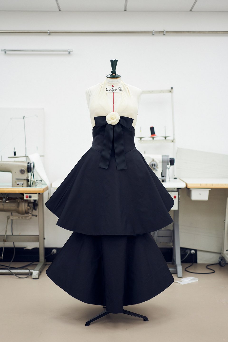 Το φόρεμα στην κούκλα περιμένει την Πενέλοπε Κρουζ