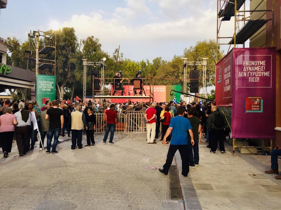 Κόσμος στο σημείο της ομιλίας Τσίπρα στο Ηράκλειο