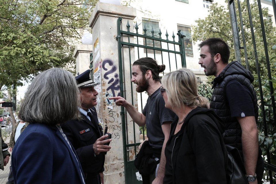 Φοιτητές διαμαρτύρονται σε ανώτερο αξιωματικό της αστυνομίας