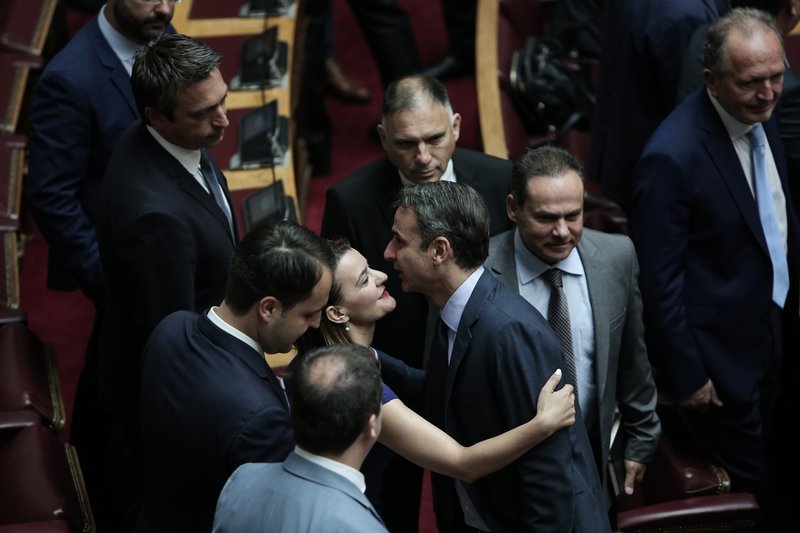 Μητσοτάκης φιλί με βουλευτίνα του