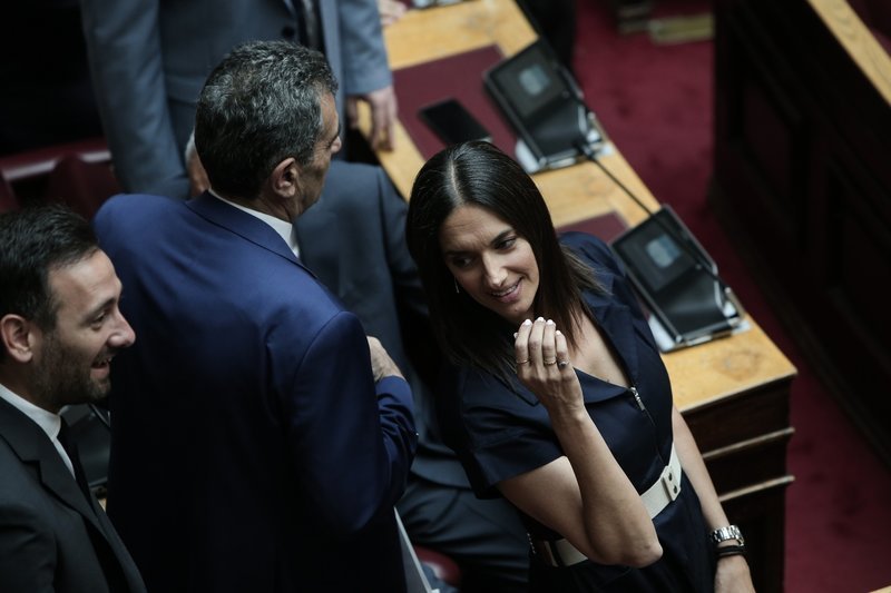 Νόνη Δούνια στα μπλε στη Βουλή