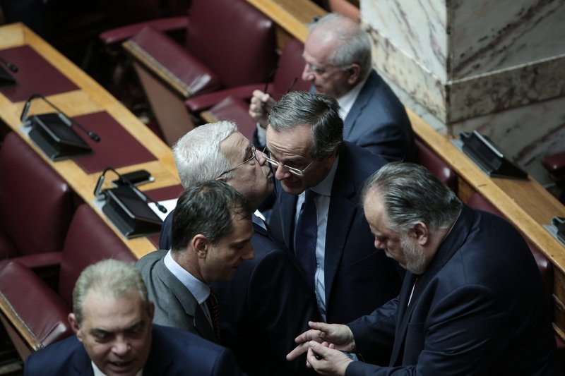 Σαμαράς φιλί με βουλευτές