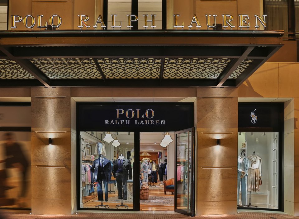 Πρώτος ο Οίκος Ralph Lauren άνοιξε ένα κατάστημα Polo στον αριθμό 4 της Πανεπιστημίου, τον Οκτώβριο, μεταξύ των lockdown. 