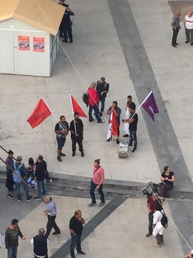 Ελάχιστοι φίλοι του ΣΥΡΙΖΑ με σημαίες στο Ηράκλειο Κρήτης