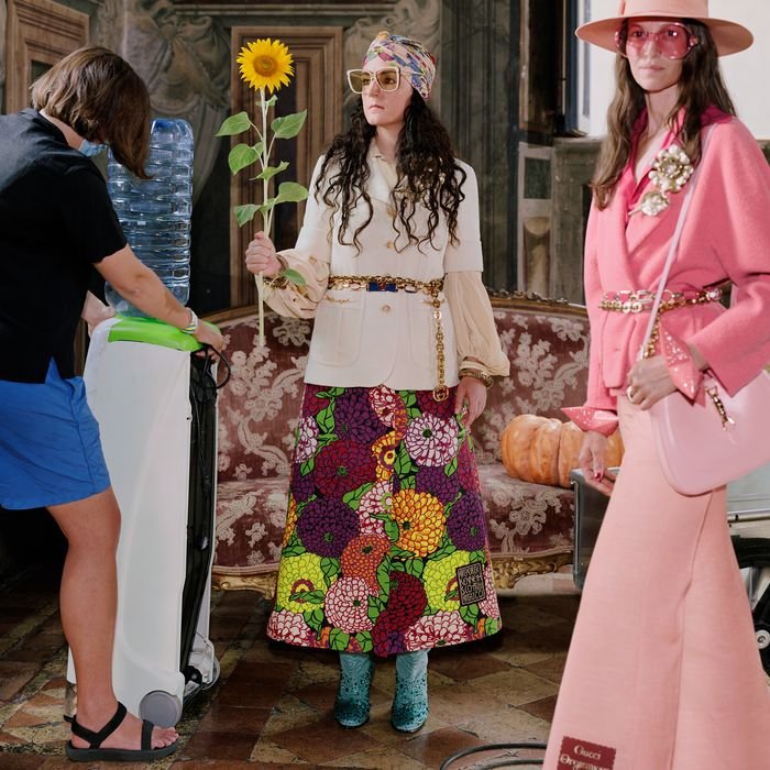 H εικόνα από την καμπάνια του Gucci για την resort collection 2021 Epilogue, που έχει επιλεγεί για να καλύψει το εργοτάξιο στην Πανεπιστημίου.