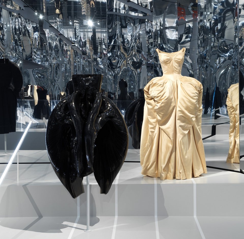 Αριστερά δημιουργία Iris Van Herpen από τη Συλλογή Φθινόπωρο/Χειμώνας 2012-2013. Δεξιά δημιουργία του Charles James, 1951 Photo: © The Metropolitan Museum of Art