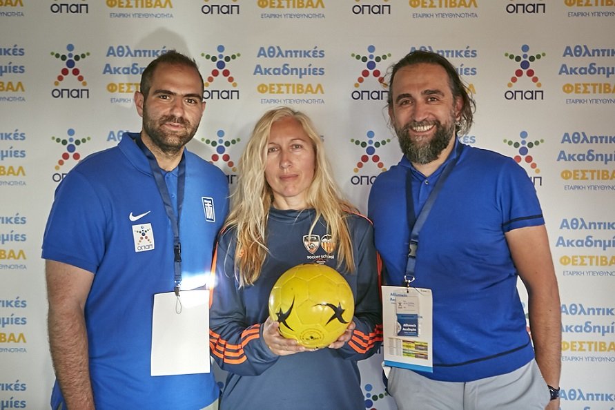 Ο Παναγιώτης Στεφανίδης, ομοσπονδιακός προπονητής ποδοσφαίρου τυφλών, Έφη Δελή, διευθύντρια Ακαδημίας Super Goal, και Σάκης Κωστάρης, συντονιστής της Ελληνικής Παραολυμπιακής Επιτροπής