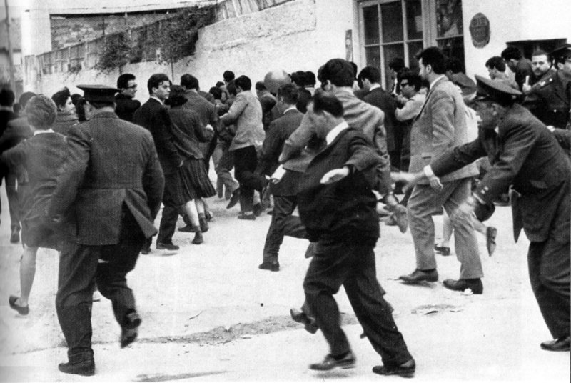 Αστυνομικοί επιτίθενται στον κόσμο που έχει συγκεντρωθεί για την Πορεία.