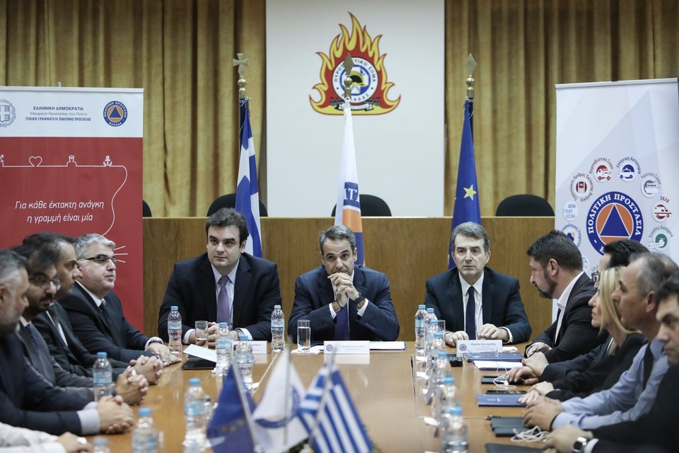 Ο Κυριάκος Πιερρακάκης, ο Κυριάκος Μητσοτάκης, ο Μιχάλης Χρυσοχοΐδης και δεξιά ο γ.γ. Πολιτικής Προστασίας Ν. Χαρδαλιάς στην παρουσίαση του 112