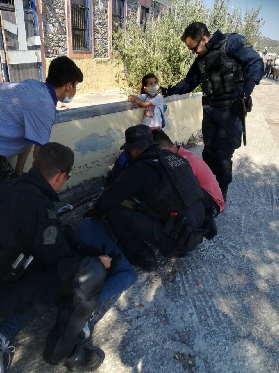 Οι αστυνομικές δυνάμεις δίνουν τις πρώτες βοήθειες στον μαχαιρωμένο Αφγανό