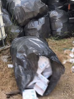 Σε σακούλες σκουπιδιών κουτιά μασκών που κατασχέθηκαν από την ΕΛ.ΑΣ.