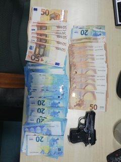 Χρήματα και όπλο που κατάσχεσε η ΕΛ.ΑΣ