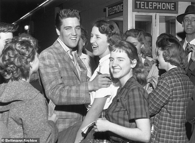 Ο Έλβις Πρίσλεϊ γελά με μία θαυμάστρια το 1958, η οποία του ζήτησε να υπογράψει στο σώμα της γιατί δεν είχε χαρτί!