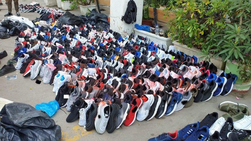 Συνελήφθησαν πέντε αλλοδαποί, οι οποίοι διακινούσαν προϊόντα παρεμπορίου