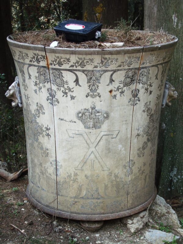 Το cache pot στο Διευθυντήριο πριν από τη μετακίνηση, με εμφανή τα σημάδια των βανδαλισμών και του χρόνου Φωτογραφία: Σύλλογος Φίλων Τατοΐου