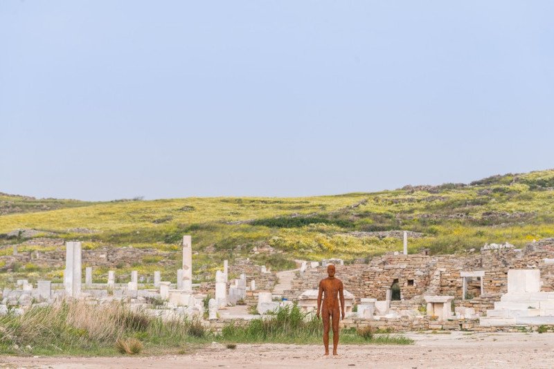 Antony Gormley, Another Time V, 2007. Installation view, SIGHT, στον αρχαιολογικό χώρο της Δήλου, 2019. Φωτογραφία © Oak Taylor Smith | Courtesy ΝΕΟΝ, Εφορεία Αρχαιοτήτων Κυκλάδων και o καλλιτέχνης.