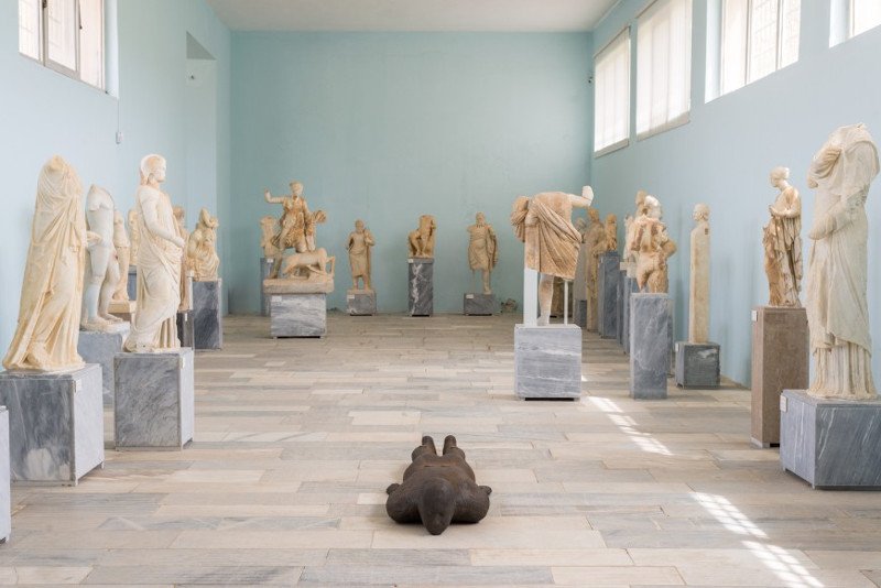 Antony Gormley, Shift II, 2000. Installation view, SIGHT, στον αρχαιολογικό χώρο της Δήλου, 2019. Φωτογραφία © Oak Taylor Smith | Courtesy ΝΕΟΝ, Εφορεία Αρχαιοτήτων Κυκλάδων και o καλλιτέχνης.