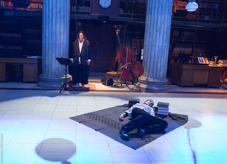 Στιγμιότυπο από τα πρώτα λεπτά της παράστασης