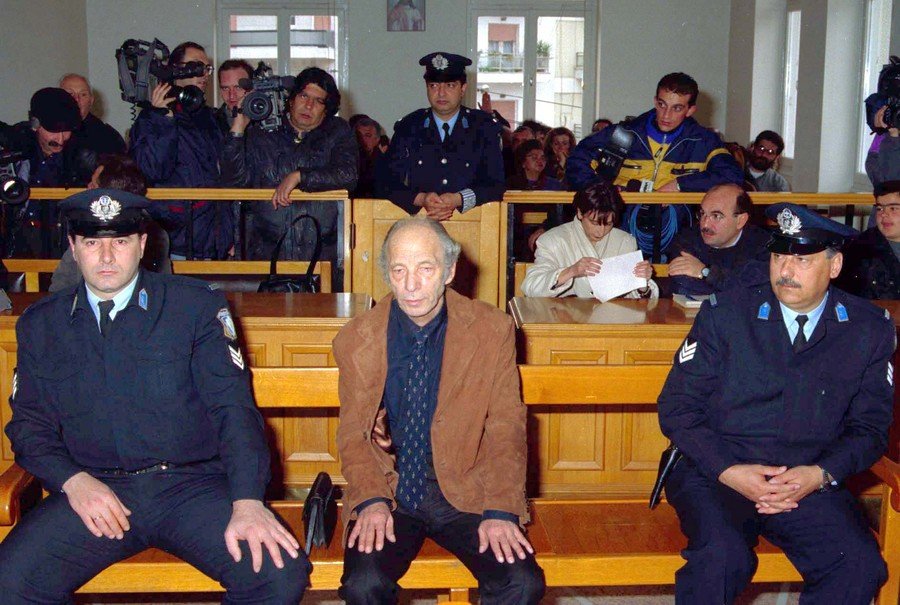 Στην Καβάλα στη δίκη του μουσικοσυνθέτη Ακη Πάνου, για τη δολοφονία του φίλου της κόρης του, Σωτήρη Γιαλαμά. Στην φωτογραφία ο Α. Πάνου στο εδώλιο του κατηγορουμένου στον Μάρτη του 1998. ΑΠΕ/ΙΟΡΔΑΝΙΔΗΣ Χ.
