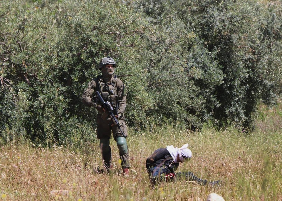 Ο 16χρονος βρίσκεται στο έδαφος, αφού έχει πυροβοληθεί