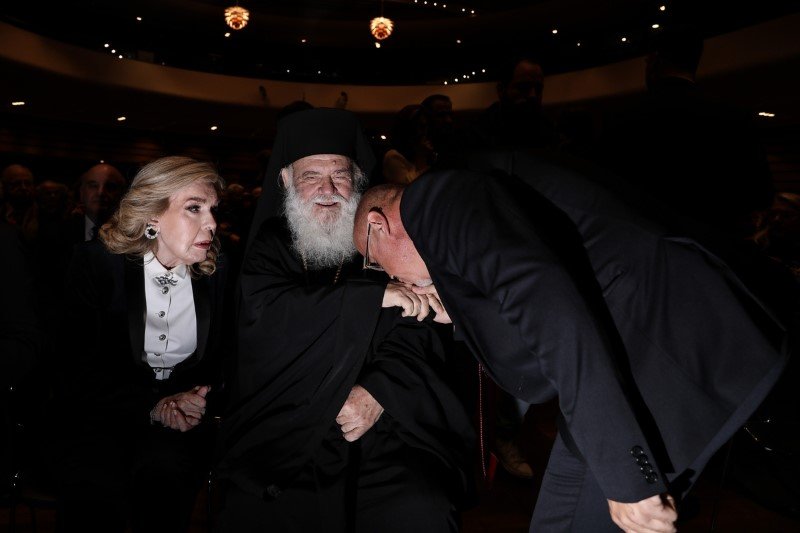 Χειροφίλημα στον Αρχιεπίσκοπο Αθηνών Ιερώνυμο υπό το βλέμμα της Μαριάννας Βαρδινογιάνη