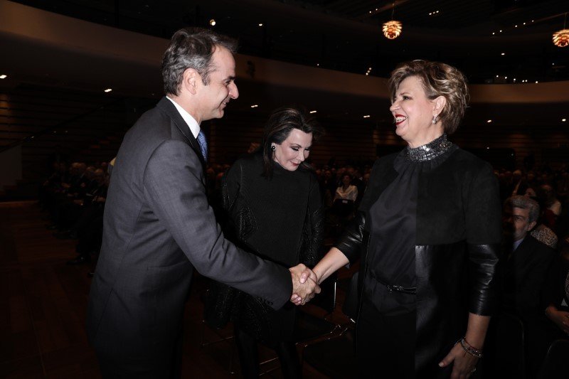 Χειραψία του Κυριάκου Μητσοτάκη με την Ολγα Γεροβασίλη