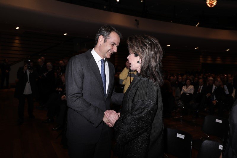Θερμή χειραψία του Κυριάκου Μητσοτάκη με την Γιάννα Αγγελοπούλου