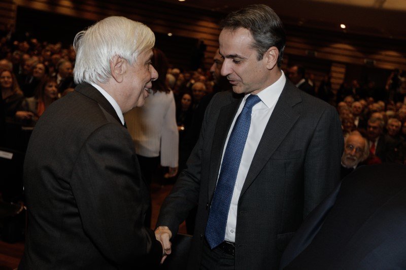 Ο ΠτΔ συνομιλεί με τον πρωθυπουργό