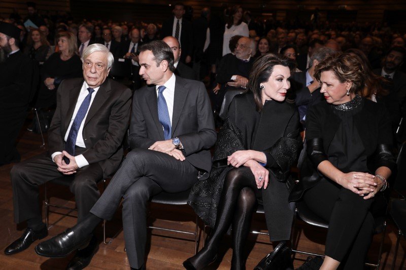 Ο Πρόεδρος της Δημοκρατίας συνομιλεί με τον πρωθυπουργό Κυριάκο Μητσοτάκη