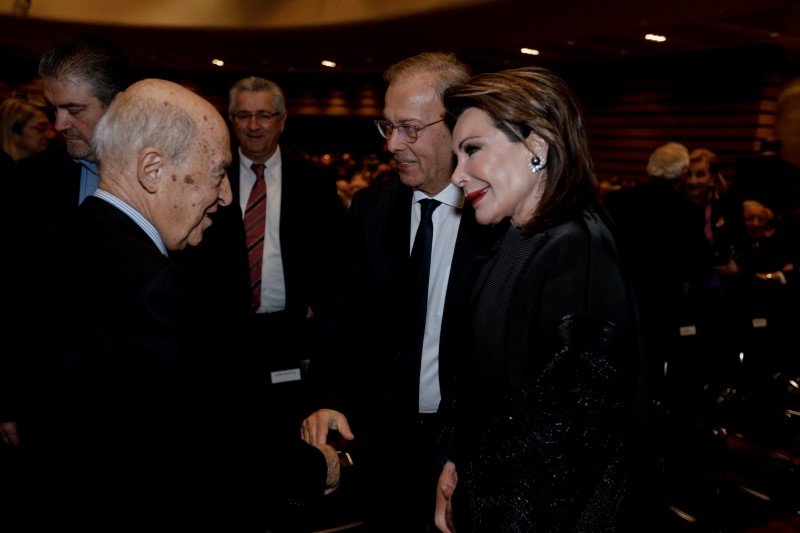 Ο Κώστας Σημίτης χαιρετά την Γιάννα Αγγελοπούλου