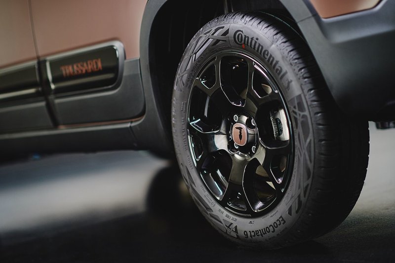 Σε συνεργασία με το Fiat Style Centre, οι σχεδιαστές της Trussardi δημιούργησαν ένα ξεχωριστό «κουστούμι» που αντανακλά το ιταλικό στιλ και την προσωπικότητα του Panda