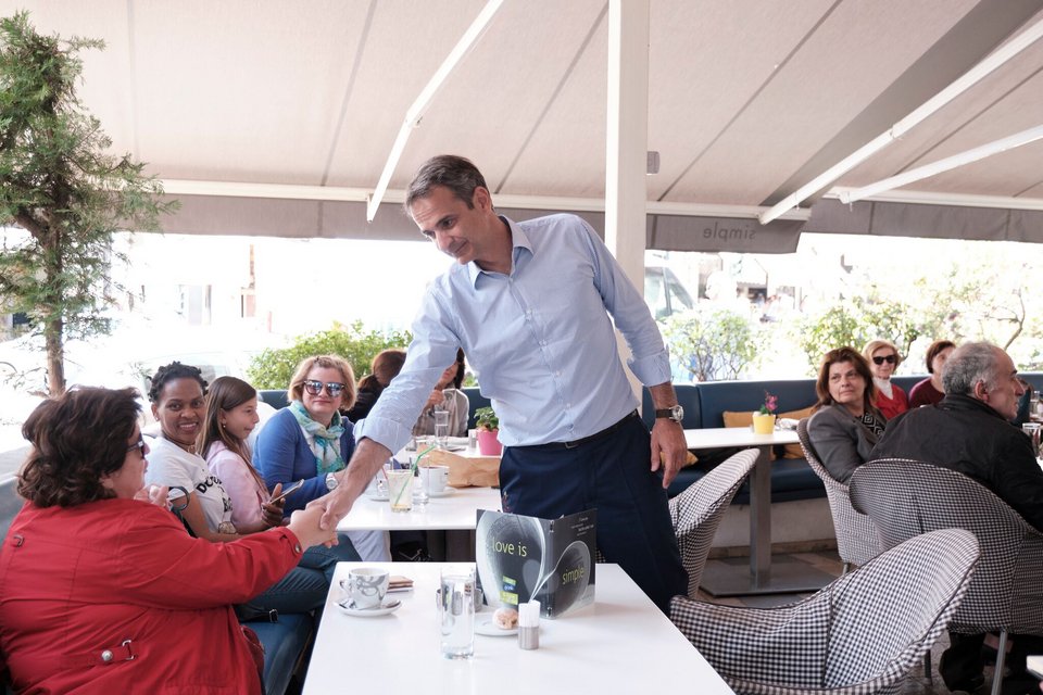 Ο πρόεδρος της ΝΔ, χαιρετά κόσμο σε καφετέρια του Χαλανδρίου