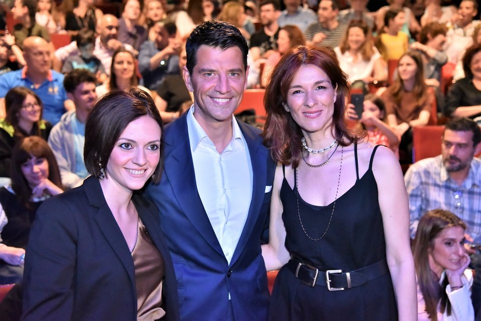 Σάκης Ρουβάς με δυο γυναίκες