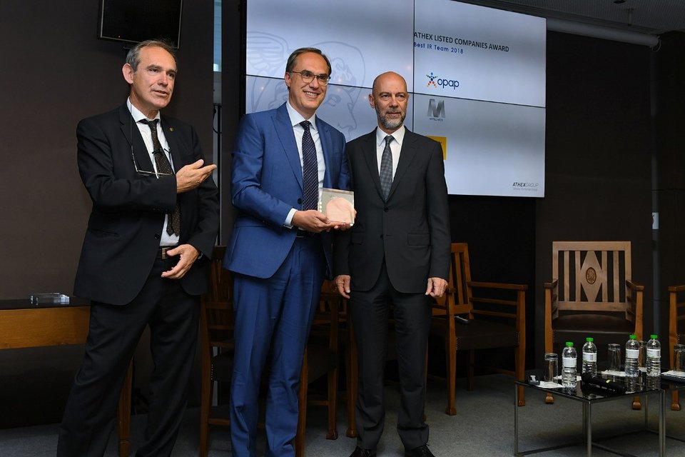 (από αριστερά) Διευθύνων Σύμβουλος του Χρηματιστηρίου Αθηνών, κ. Σωκράτης Λαζαρίδης, Διευθυντής Επενδυτικών Σχέσεων του ΟΠΑΠ, κ. Νίκος Πολυμενάκος, Πρόεδρος του Ελληνοαμερικανικού Επιμελητηρίου, κ. Σίμος Αναστασόπουλος