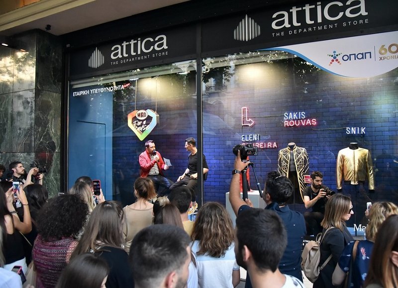 Ενεργοποίηση στη βιτρίνα του πολυκαταστήματος attica City Link για τη δράση MAD For A Cause από τον ΟΠΑΠ και το MAD