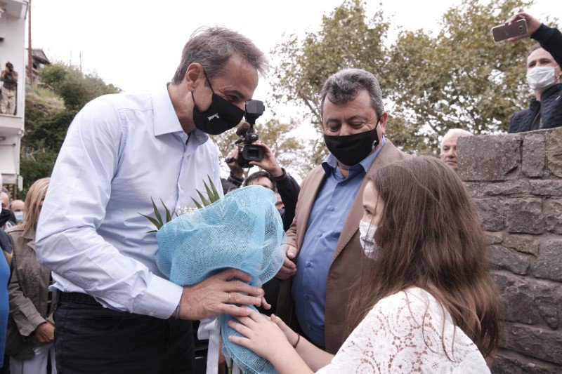 Ενα ακόμα στιγμιότυπο από την επίσκεψη του πρωθυπουργού στη Σαμοθράκη