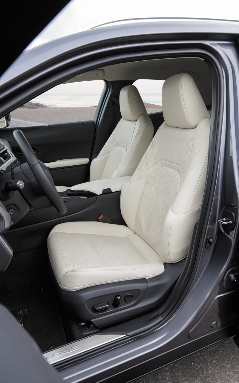 To Lexus UX 250 h βρίσκεται ήδη στην ελληνική αγορά, με τις τιμές του να ξεκινούν από τα 37.600 ευρώ, με πλήρη εξοπλισμό άνεσης και ασφάλειας.