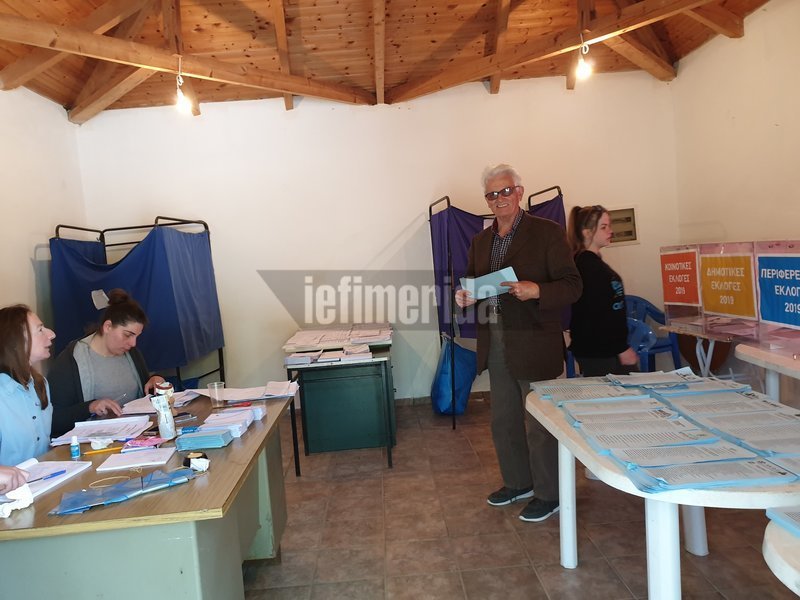 Ανδρας ασκεί το εκλογικό του δικαίωμα στο χωριό Λυκουδέσι