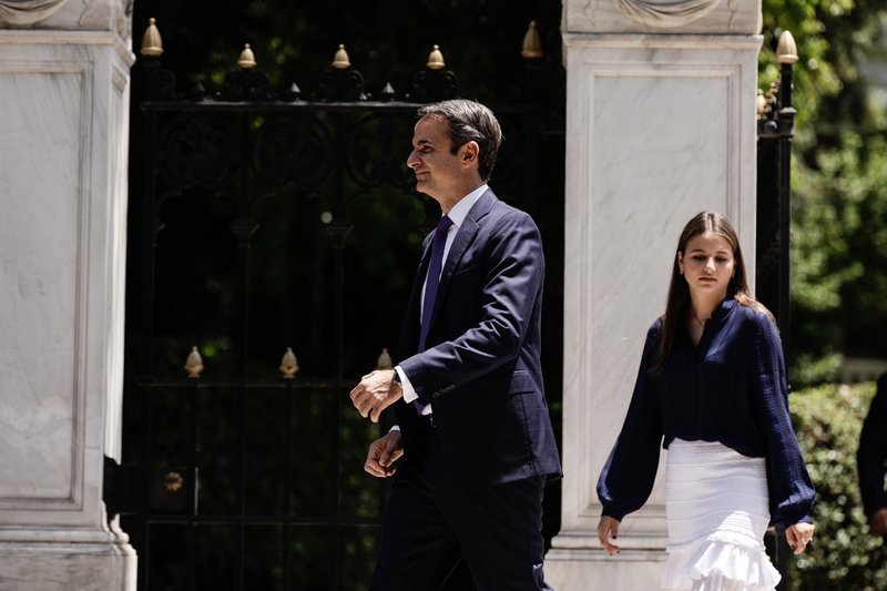 Sofia Kwnstantinos Dafnh Ta Paidia Toy Mhtsotakh Sthn Orkwmosia Ta Phgadakia H Sygkinhsh Kai Ta Gyalia Hlioy Eikones Ellada Iefimerida Gr