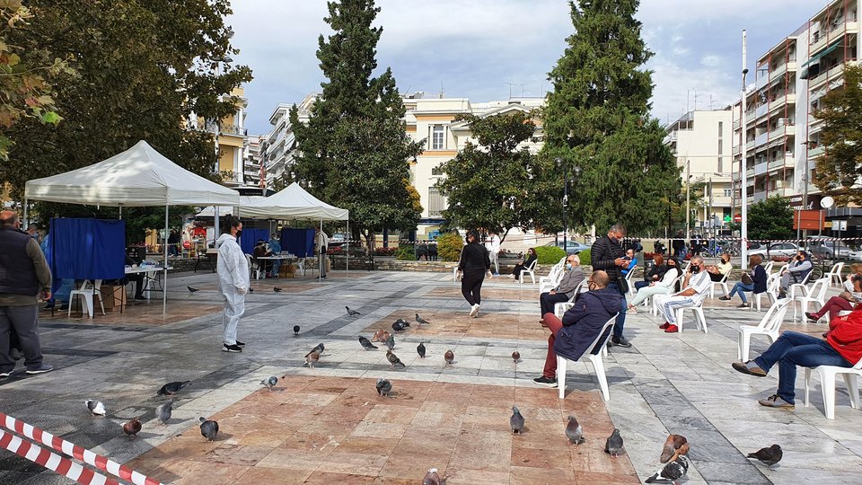 Η κινητή μονάδα του ΕΟΔΥ και τα κλιμάκια ελέγχου θα παραμείνουν στις Σέρρες ολόκληρη αυτή την εβδομάδα διενεργώντας δειγματοληπτικά τεστ στον γενικό πληθυσμό σε μια προσπάθεια εντοπισμού των θετικών κρουσμάτων