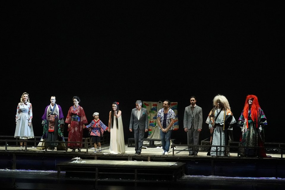 Δεν λείπει η σκηνή της υπόκλισης από την μαγηνοτοσκοπημένη παράσταση