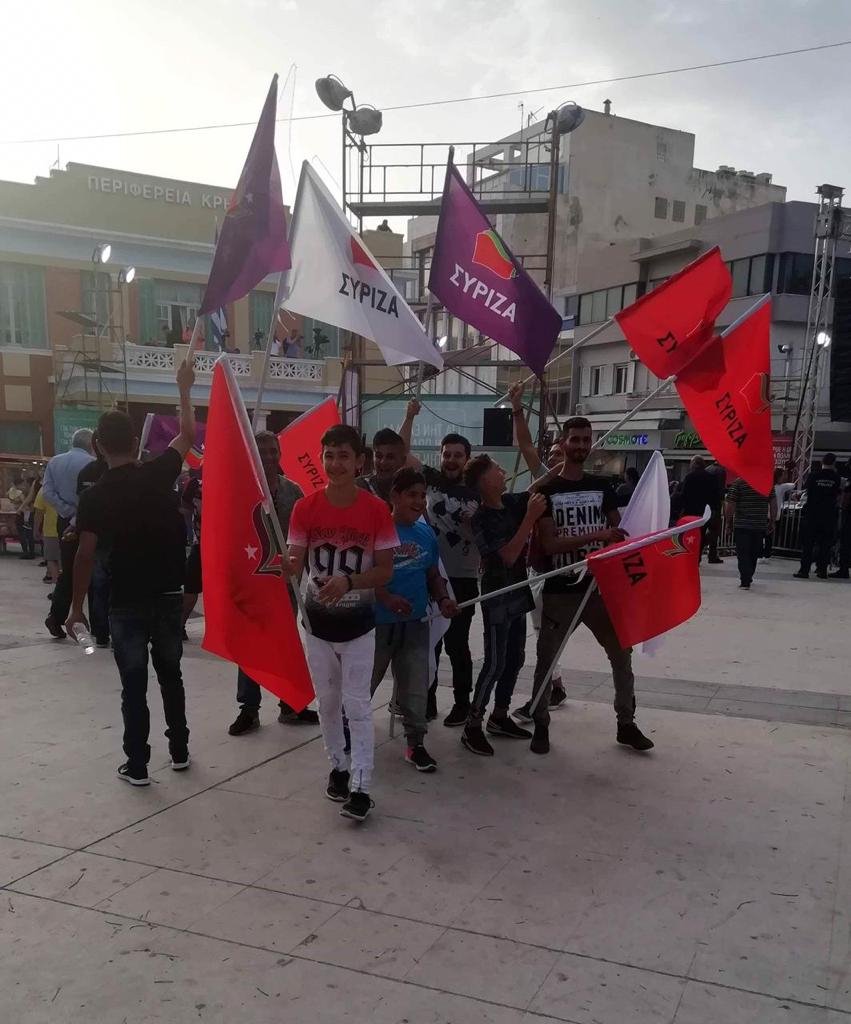 Αρκετές σημαίες του ΣΥΡΙΖΑ 