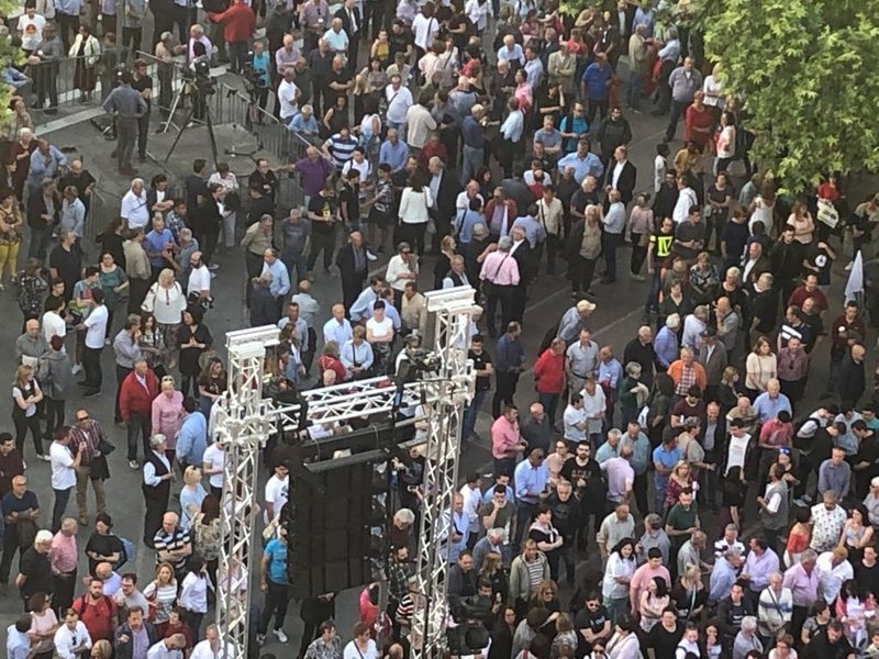 Μεγάλα κενά στην πλατεία της Λάρισας, όπου μιλά ο Τσίπρας