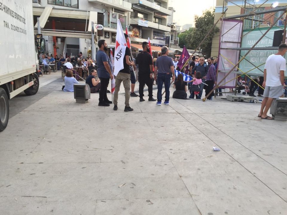 Οπαδοί του ΣΥΡΙΖΑ με σημαίες  