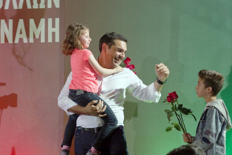 Ο Αλέξης Τσίπρας με μικρά παιδιά