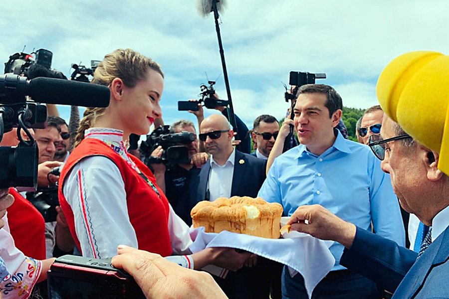 Ο Αλέξης Τσίπρας δοκίμασε ζυμωτό ψωμί και μέλι
