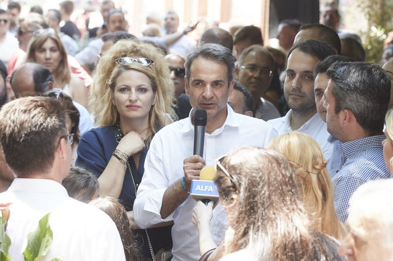 Ο πρόεδρος της Νέας Δημοκρατίας Κυριάκος Μητσοτάκης , μιλάει με πολίτες κατά την διάρκεια της περιοδείας του σε Ορεστιάδα, Διδυμότειχο, Σουφλί και Αλεξανδρούπολη -Φωτογραφία: ΑΠΕ-ΜΠΕ/ΓΡΑΦΕΙΟ ΤΥΠΟΥ ΝΔ/ΔΗΜΗΤΡΗΣ ΠΑΠΑΜΗΤΣΟΣ