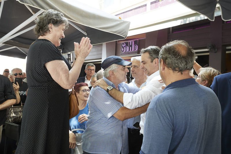 Ο πρόεδρος της Νέας Δημοκρατίας Κυριάκος Μητσοτάκης , μιλάει με πολίτες κατά την διάρκεια της περιοδείας του σε Ορεστιάδα, Διδυμότειχο, Σουφλί και Αλεξανδρούπολη -Φωτογραφία: ΑΠΕ-ΜΠΕ/ΓΡΑΦΕΙΟ ΤΥΠΟΥ ΝΔ/ΔΗΜΗΤΡΗΣ ΠΑΠΑΜΗΤΣΟΣ