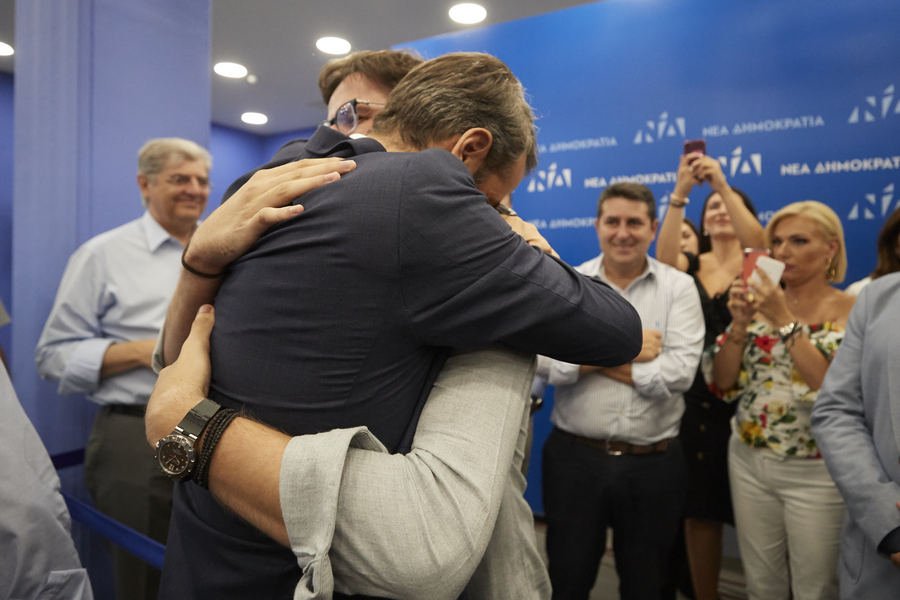 Η αγκαλιά του Κωνσταντίνου και του Κυριάκου Μητσοτάκη